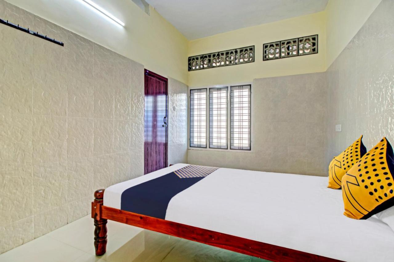 Spot On J P Tourist Home โกลลัม ภายนอก รูปภาพ