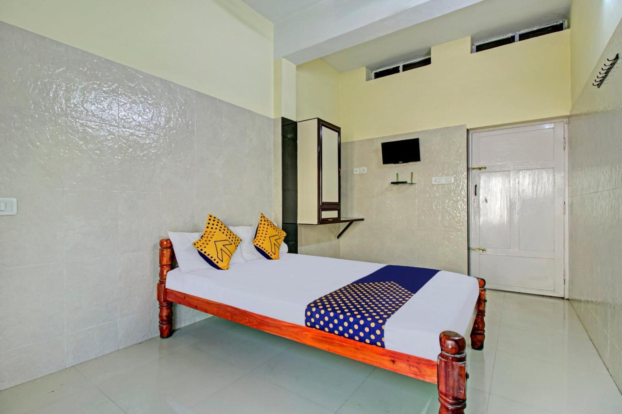 Spot On J P Tourist Home โกลลัม ภายนอก รูปภาพ