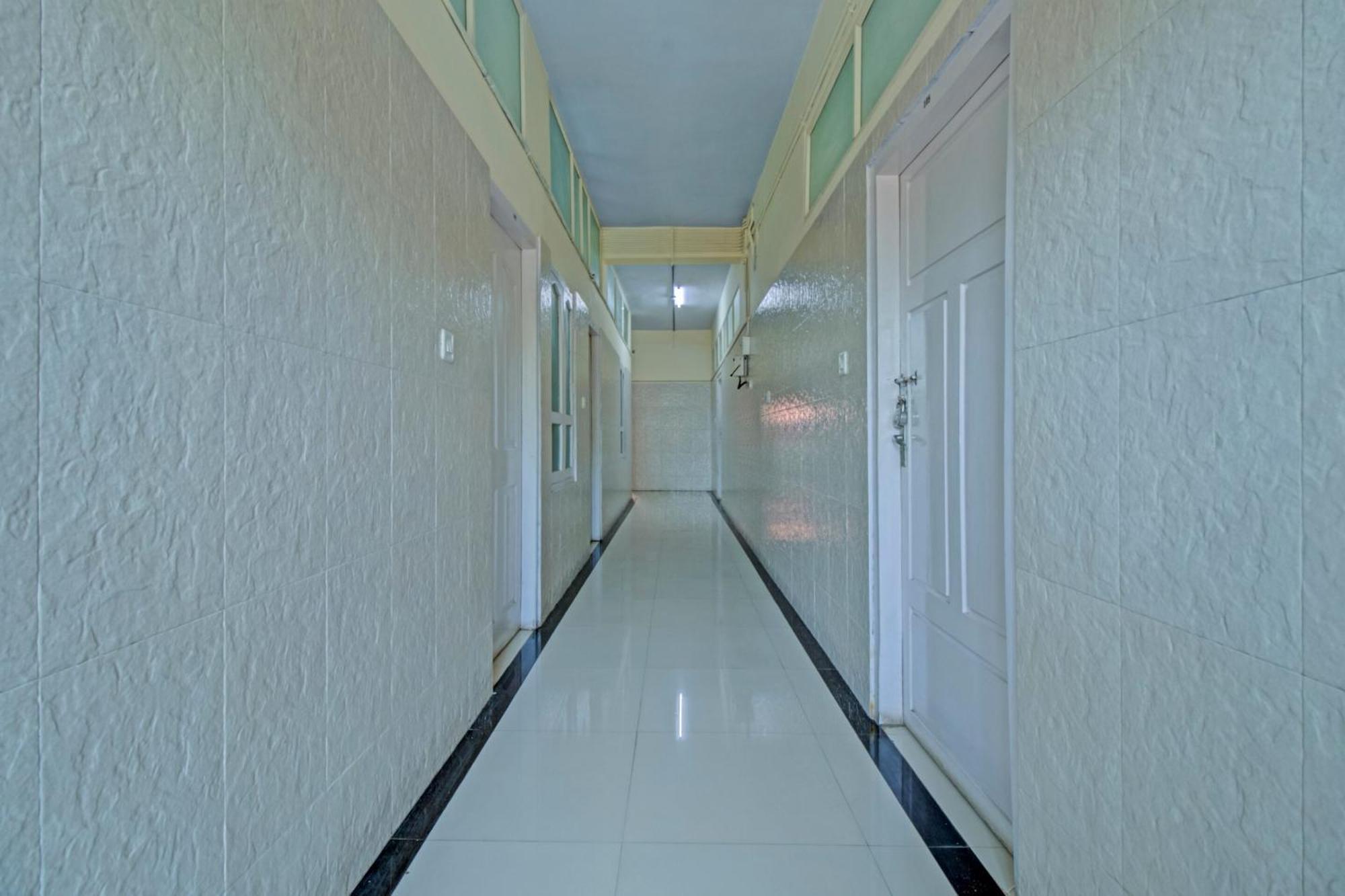Spot On J P Tourist Home โกลลัม ภายนอก รูปภาพ