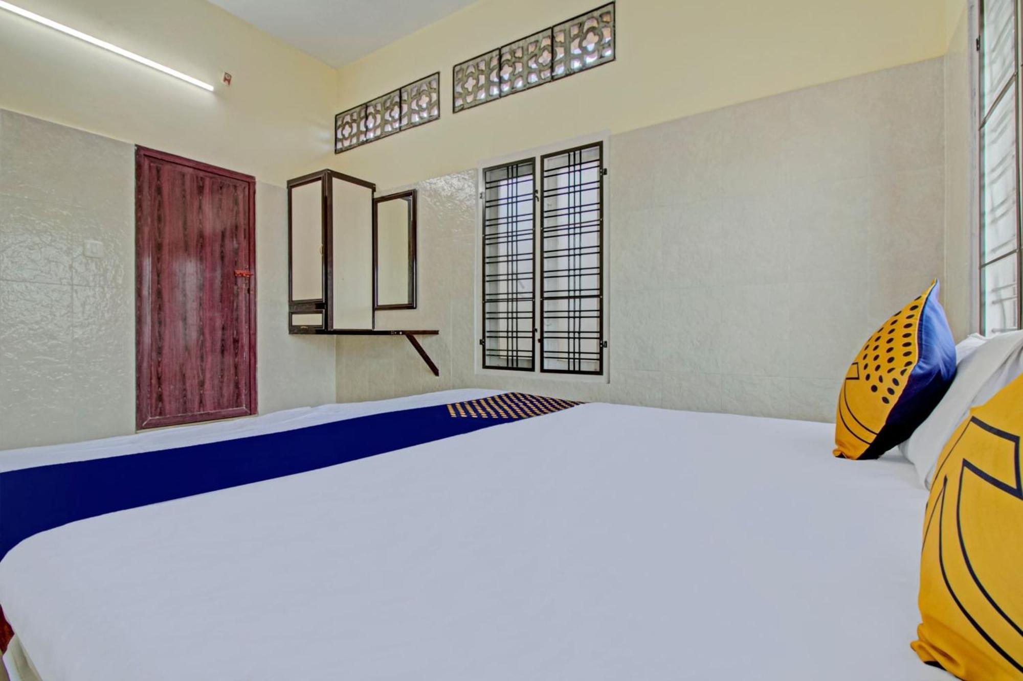 Spot On J P Tourist Home โกลลัม ภายนอก รูปภาพ